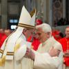 Der argentinische Papst Franziskus und sein deutscher Vorgänger Benedikt XVI. (r.).