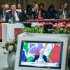 Der chinesische Staatschef Xi Jinping verfolgt in der Plenarsitzung die Rede von Russlands Präsident Wladimir Putin per Videoschalte.