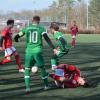 Ein herbe Bauchlandung erlebten Raffael Wieser (am Boden) und Christian Herr (links) vom FC Horgau bei der 0:4-Niederlage gegen den TSV Zusmarshausen. Sebastian Müller und Lorenz Helmschrott behielten die Oberhand. Keine Tore fielen im Bezirksliga-Duell SV Cosmos Aystetten gegen TSV Meitingen (Bild rechts). Das lag auch an den guten Torhütern. Hier klärt Niklas Frank von Lukas Erhard. Fotos: Oliver Reiser