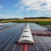 Blick auf die Dächer der Produktionshallen der Firma Unsinn: PV-Module erzeugen pro Jahr 3 Gigawattstunden Strom. Die Basis für autarke Versorgung ist gelegt. 