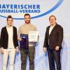 Für sein großes Engagement beim TSV Binswangen wurde der Sieger des Fußball-Kreises Donau, Benedikt Winkler (Mitte), von BFV-Präsident Rainer Koch und Simone Laudehr ausgezeichnet.