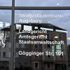 Am Strafjustizzentrum in Göggingen stoppten mehrere Jugendliche im Juli 2023 einen Gefangenentransport. Sie wurden nun verurteilt.