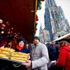 Vormittags sind die Käsebaguettes der Renner: Patricia Hartmann und Max Herzog vor dem Stand der Landkäserei Herzog auf dem Ulmer Weihnachtsmarkt.