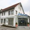 Das Raiffeisenbank-Gebäude von Adelzhausen. 1990 fusionierte die Bank mit Sielenbach. Nun schließt sich die Raiffeisenbank Adelzhausen-Sielenbach mit der Raiffeisenbank Kissing-Mering zusammen.