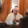 Papst Franziskus vor Journalisten auf einer Reise nach Malta. Wäre Kiew auch ein gutes Ziel?