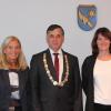 Bürgermeister Günther Pfefferer begrüßte Helga Utjesinovic (links) und Elfriede Langlotz neu im Stadtrat. 