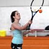 Alina Heindl hatte noch nie einen Tennisschläger in der Hand. Beim Tennisclub Günzburg will sie ihre Ballphobie bekämpfen. 	