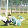 Manuel Bader wird hier von Öz-Akdeniz-Keeper Sözan zu Fall gebracht – den fälligen Elfmeter verwandelte der Friedberger sicher zum 3:1.   