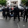Berlin: Die Polizei benutzt während der Demonstration verschiedener palästinensischer Gruppen in Neukölln Pfefferspray. 