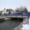 Eine neue Brücke überspannt die Singold am Krautgartenweg in Großaitingen. 