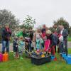 Beim Einpflanzen eines Apfelbaums am Kindergarten Rohrenfels durften natürlich auch Kinder mitschaufeln. 