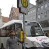 Betreiber Herbert Ziegelmeier mit dem Shuttle-Bus, der City-Galerie mit der Augsburger Innenstadt verbindet. 