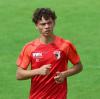 Aaron Zehnter hat beim FC Augsburg einen Profivertrag unterschrieben. Der 17-Jährige stammt aus Würzburg und kam 2019 in die Jugend des FCA.