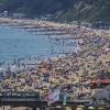 Voller Strand in Bournemouth. Fast alle Corona-Beschränkungen einschließlich Social-Distancing-Regelungen und das Tragen von Mund-Nasen-Schutz sind in England aufgehoben.