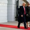 Szene eines Abschieds: Donald Trump tritt aus dem Weißen Haus und klammert sich fast an Gattin Melania fest, die sonst oft hinter ihm trippeln musste.	