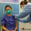 Eine Ärztin der Uniklinik Ulm erhält als eine der ersten Mitarbeiterinnen eine Corona-Impfung.