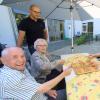 Manfred Zehl (links) besucht seit mehr als 30 Jahren die Senioren im Kreisaltenheim in Burgau und beschäftigt sich mit ihnen. Viele von ihnen kennt er persönlich. Hinten im Bild: Markus Knöpfle, der Leiter der Einrichtung.  	