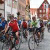81 Kilometer geschafft: Gut 2000 Radfahrer erreichten gestern Nördlingen – die zweite Etappe der BR-Radltour, die innerhalb von mehreren Tagen insgesamt 450 Kilometer von Gunzenhausen nach Sonthofen führt. Die Zuschauer applaudierten, während die Radfahrer winkend und klingelnd Richtung Marktplatz fuhren.