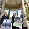 Das Original im Hintergrund, das Bild in der Hand: Bei strahlendem Sonnenschein präsentierte AZ-Herausgeberin Alexandra Holland in Dießen am Ammersee den Gartenkalender gemeinsam mit Schwabens Regierungspräsident Karl Michael Scheufele (links) und dem Vorsitzenden des Förderkreises Schacky-Park, Professor Dietrich Klemm. 
