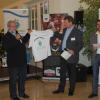 Bürgermeister Karl Hörmann präsentiert Thomas Brose und Andre Muno (von links) das Gablinger Stadtradeln-T-Shirt.  
