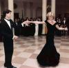 Ihre glanzvollen Kleider sind unvergessen und erzählen noch lange nach Dianas Tod Geschichten. 1985 tanzte die damals 24-Jährige mit Schauspieler John Travolta im Weißen Haus.