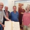 Lucas van der Hoeven (rechts) besuchte für einige Tage Bad Wörishofen. Michael Scharpf (links) und Werner Büchele (Zweiter von links) zeigten dem Gast das einmalige Gästebuch des einstigen Museum Artis und führten ihn durch das Kneipp-Museum.