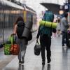 Junge Reisende gehen im Hauptbahnhof der Mainmetropole mit ihren Rucksäcken über den Bahnsteig. Mehr als 14.500 junge EU-Bürger bekommen in diesem Jahr ein Gratis-Ticket geschenkt.