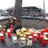 Viele Menschen haben am Tatort Kerzen aufgestellt. Am Freitagabend war am Augsburger Königsplatz ein Mann getötet worden. 