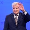 Seehofer sagt Servus: Der bisherige Parteivorsitzende winkt seinen Parteifreunden.