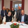 Bezirkstagspräsident Sailer und Äbtissin Gertrud Pesch unterzeichnen den neuen Mietvertrag im Museum Oberschönenfeld.