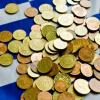 Illustration: Auf einer Griechenland-Fahne liegen Münzen, aufgenommen am Mittwoch (22.06.2011) in einem Griechischen Restaurant in Dresden.