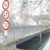 Schäden an Ellzees Günzbrücke infolge Nichtbeachtung der ausgewiesenen Tragkraft von 16 Tonnen lässt der Gemeinderat von einem Ingenieurbüro untersuchen und erwägt Maßnahmen zur Einhaltung der Tragkraftbegrenzung. 