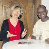 Gerlinde Augustin, Geschäftsführerin der Schule für Dorf- und Landentwicklung in Thierhaupten, mit Eré Alain Dioundo aus Mali in Westafrika.  
