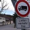 In der Schulstraße in Harburg ist die Durchfahrt für den Schwerverkehr verboten. Dies soll nach dem Willen des Stadtrats so bleiben.