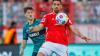 Angelo Stiller (l) von VfB Stuttgart kämpft gegen Berlins Rani Khedira um den Ball.