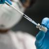 Seit dem 27. Januar werden in Deutschland Menschen gegen Corona geimpft. Doch die großen Hoffnungen auf ein schnelles Ende der Pandemie sind längst verflogen. Die Verteilung des Impfstoffes geht nur langsam voran, es knirscht an vielen Stellen.