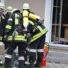 In der Küche eines Wohnhauses in Auchsesheim ist ein Brand ausgebrochen. Die Feuerwehr löschte die Flammen und trug ein verkohltes Elektrogerät ins Freie.