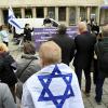Rund 300 Menschen waren am Freitagabend zu einer Solidaritätskundgebung für Israel an den Augsburger Königsplatz gekommen.       
