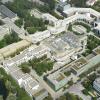 Die Universität Augsburg ist in den vergangenen 50 Jahren stark gewachsen. Das Luftbild zeigt den Campus mit seinen Gebäuden von oben. Sie bieten Raum für acht Fakultäten, 20 000 Studierende und 4000 Mitarbeiter. 	 	