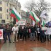 Viele Menschen protestierten in Warna mit bulgarischen Nationalfahnen und Schildern mit der Aufschrift "Stop Erdogan". 