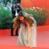 ... der italienischen Schauspielerin Alba Parietti. Die stolperte bei den Filmfestspielen in Venedig über den roten Teppich. Dabei ...