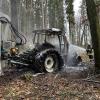 Im Wald im Bereich zwischen Huisheim, Heroldingn und Ronheim ist ein Traktor völlig ausgebrannt.