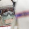 Eine Mitarbeiterin von Ärzte ohne Grenzen legt Schutzkleidung an, die vor einer Infektion mit Ebola schützen soll.