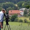 Ein Kameramann filmt das "Hofgut Sassen" bei Schlitz (Hessen). Der Sohn von Schrauben-Milliardär Reinhold Würth ist in Osthessen entführt worden.