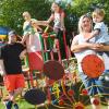 Familie Röltgen in ihrem Garten in Augsburg – Vater Stefan, Mutter Gaby und die Kinder Anna-Lena, Lars und Leopold. 