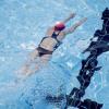 Beim Schwimmen ist der Auftrieb im Wasser entlastend für den Körper. Eine wichtige Rolle spielt aber die korrekte Ausübung der Bewegungen.