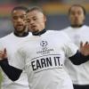Kalvin Phillips (vorne) von Leeds United ein T-Shirt mit der Aufschrift: «Champions League - Earn it.».