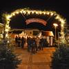 Der Eingang zum Weihnachtsmarkt in Senden leuchtet. Auch in diesem Jahr soll der Markt mit vielen Lichtern geschmückt sein. Zudem gibt es weitere Neuerungen. 	