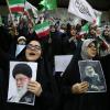 Eine iranische Frau hält ein Porträt des Generalsekretärs der Hisbollah, Hassan Nasrallah.