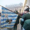 Die bayerischen Gebirgsschützen senken ihre Fahnen, als der Sarg mit dem emeritierten Papst vorbeizieht. 